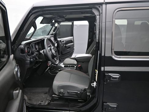 Used 2025 Jeep Wrangler Unlimited Rubicon w/ Convenience Group AWD/4WD image 10