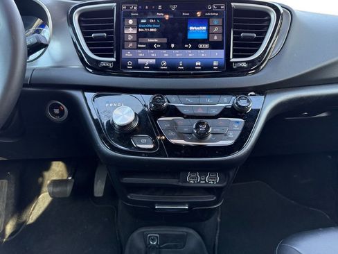 Certified 2025 Chrysler Pacifica Select image 11