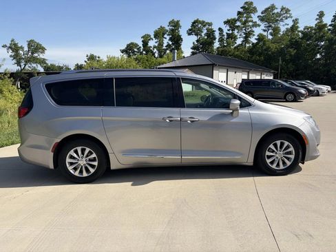 Used 2019 Chrysler Pacifica Touring-L FWD image 4