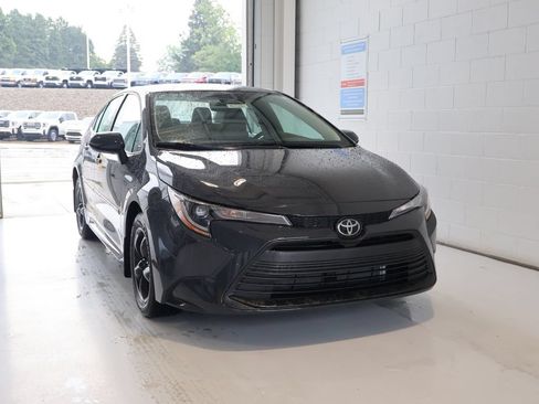 Used 2024 Toyota Corolla LE FWD image 2