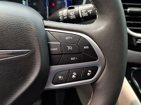Used 2024 Chrysler Pacifica Touring-L FWD image 26