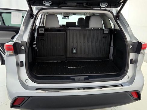 Used 2023 Toyota Highlander LE AWD/4WD image 20