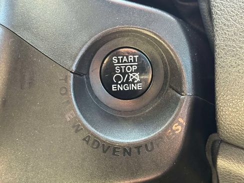 Used 2017 Jeep Renegade Trailhawk AWD/4WD image 30