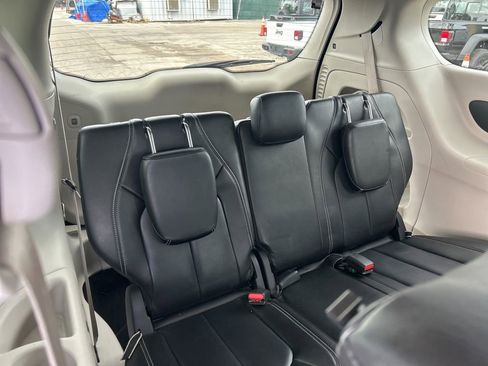 Certified 2023 Chrysler Pacifica Touring-L image 27