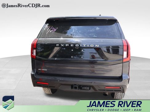 Used 2025 Ford Expedition Active AWD/4WD image 17