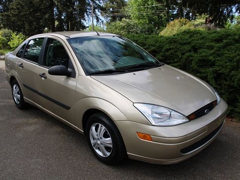 Used 2001 Ford Focus LX FWD image 2