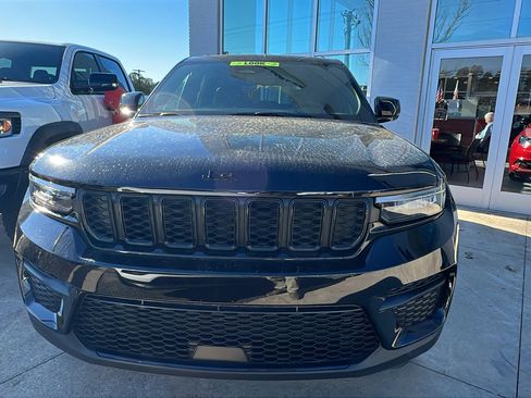 New 2025 Jeep Grand Cherokee Altitude image 3