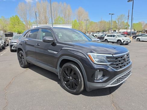 Used 2025 Volkswagen Atlas Cross Sport SE w/ Panoramic Sunroof Package image 10