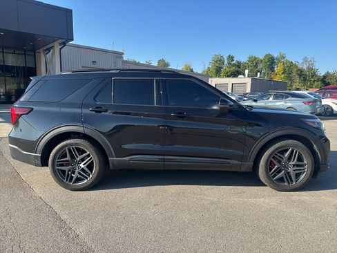 Used 2025 Ford Explorer ST AWD/4WD image 2