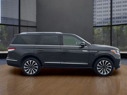 Used 2023 Lincoln Navigator Reserve RWD image 4