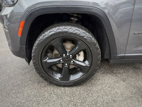 Used 2024 Jeep Grand Cherokee Limited w/ Black Appearance Package AWD/4WD image 18