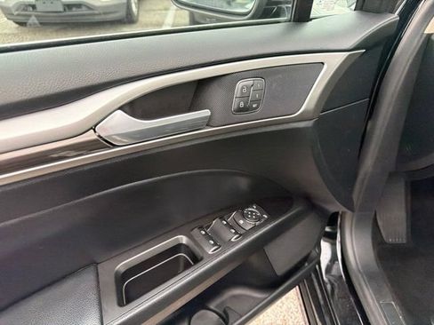 Used 2018 Ford Fusion SE w/ Fusion SE Technology Package FWD image 12
