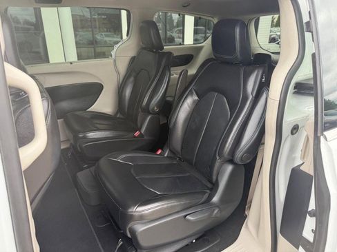 Used 2021 Chrysler Pacifica Touring-L image 11