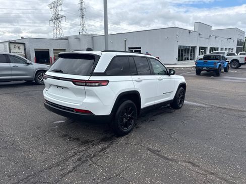 Used 2024 Jeep Grand Cherokee Altitude AWD/4WD image 3