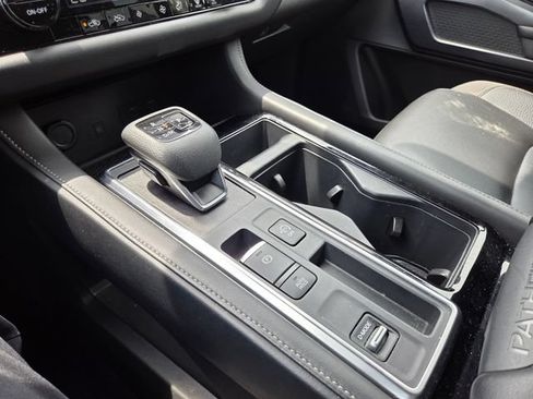 Used 2025 Nissan Pathfinder SL FWD image 19