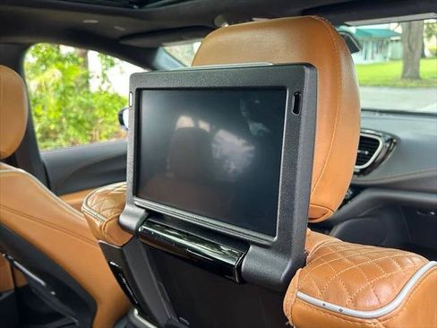 Certified 2023 Chrysler Pacifica Pinnacle FWD image 52