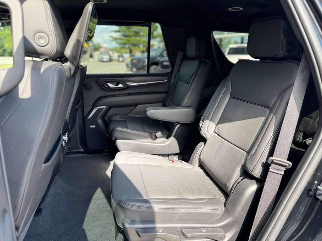 Used 2023 GMC Yukon Denali w/ Advanced Technology Package AWD/4WD image 26