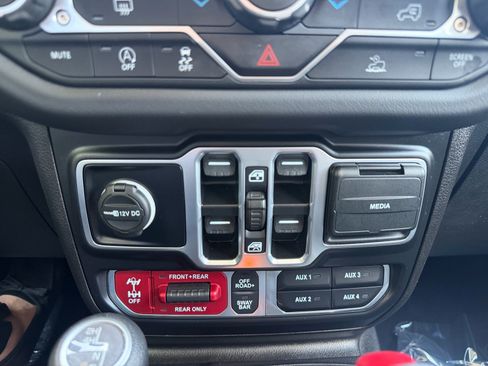 Used 2025 Jeep Wrangler Unlimited Rubicon AWD/4WD image 41