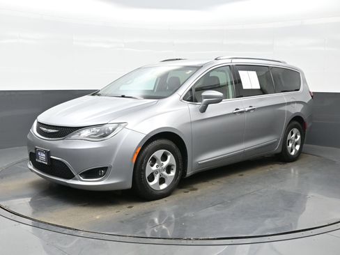 Used 2017 Chrysler Pacifica Touring-L Plus image 2