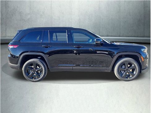 New 2025 Jeep Grand Cherokee Altitude image 7