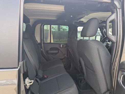 Used 2024 Jeep Gladiator Sport image 15