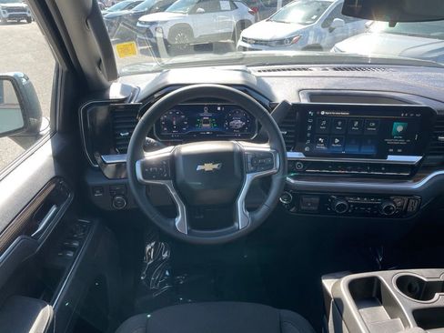 Used 2025 Chevrolet Silverado 1500 LT AWD/4WD image 9