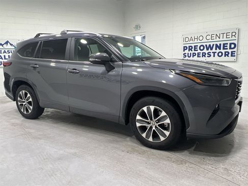 Used 2023 Toyota Highlander XLE image 2