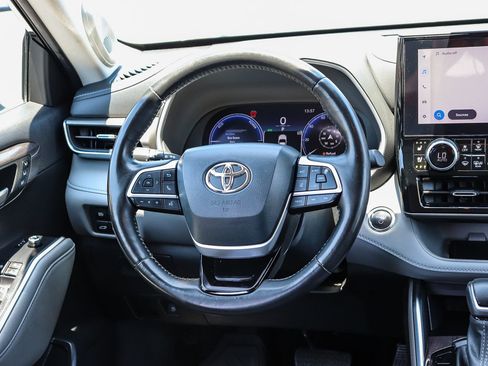 Used 2023 Toyota Highlander Limited AWD/4WD image 18