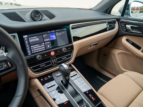 Used 2025 Porsche Macan image 16