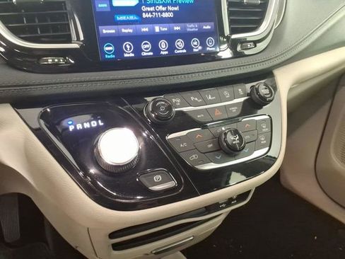 Used 2019 Chrysler Pacifica Limited w/ Tire & Wheel Group FWD image 19