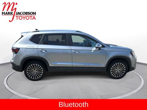 Used 2025 Volkswagen Taos SE FWD image 6