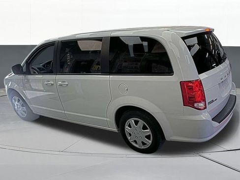 Used 2018 Dodge Grand Caravan SE image 4