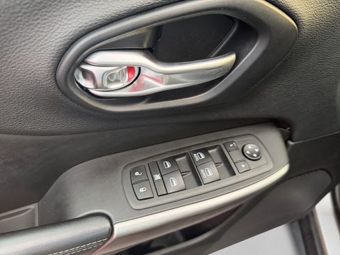 Used 2019 Jeep Cherokee Latitude Plus w/ Cold Weather Group AWD/4WD image 11
