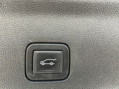 Used 2024 Cadillac Escalade Premium Luxury w/ Performance Package AWD/4WD image 18