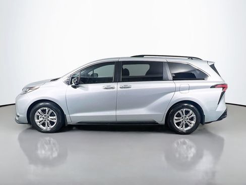Used 2023 Toyota Sienna XSE w/ XSE Plus Package AWD/4WD image 4