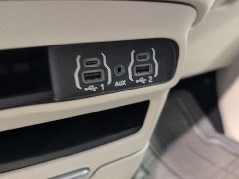 Used 2023 Chrysler Pacifica Touring-L FWD image 16