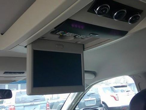 Used 2013 Chrysler Town & Country Touring image 11