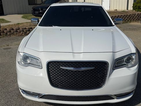 Used 2020 Chrysler 300 Limited RWD image 8