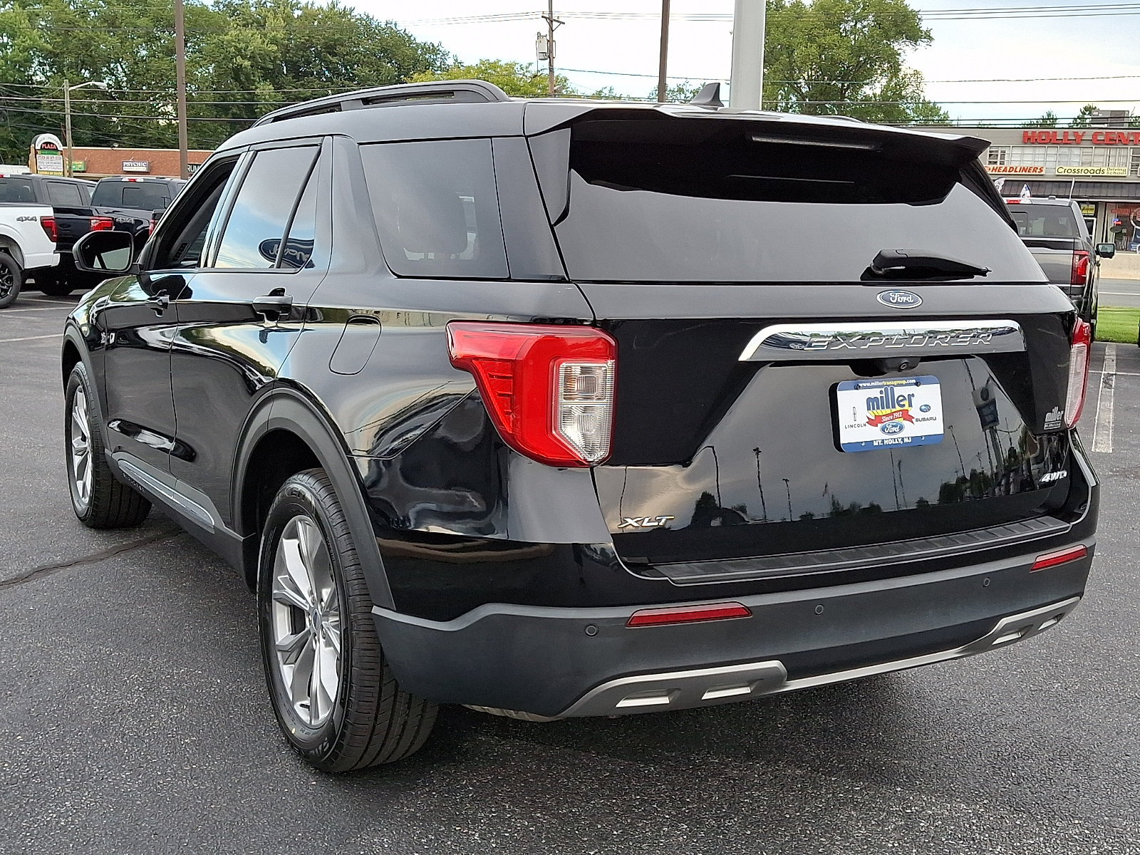 Certified 2022 Ford Explorer XLT w/ Equipment Group 202A AWD/4WD image 4