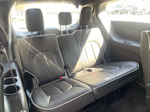 Used 2026 Chrysler Pacifica Limited FWD image 31