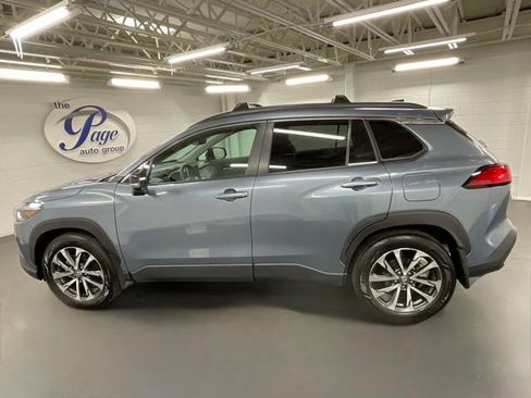 Used 2025 Toyota Corolla Cross XLE w/ Convenience Package image 2