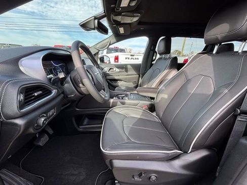 New 2026 Chrysler Pacifica Limited image 17