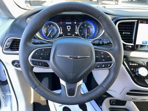 Used 2024 Chrysler Pacifica Touring-L image 16