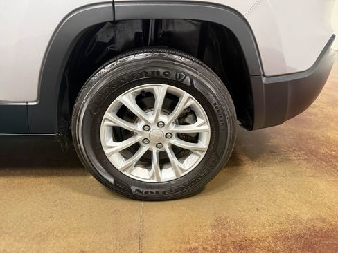 Used 2019 Jeep Cherokee Latitude w/ Comfort & Convenience Group AWD/4WD image 88