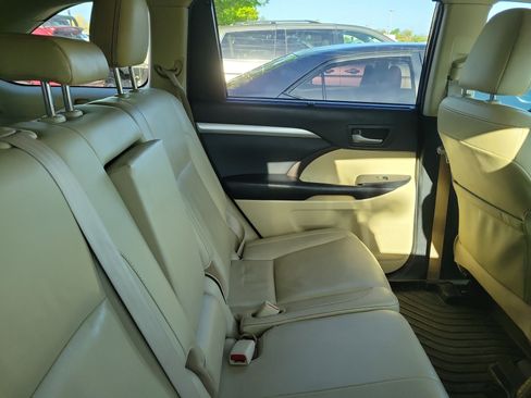 Used 2019 Toyota Highlander XLE image 10