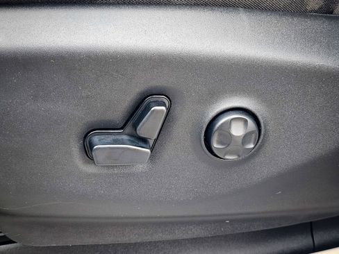 Used 2019 Chrysler Pacifica Limited FWD image 16