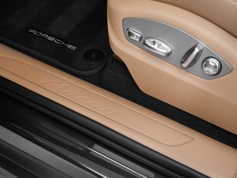 Used 2025 Porsche Macan image 24