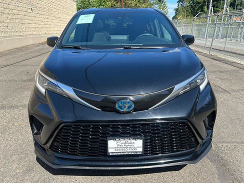 Used 2021 Toyota Sienna XSE AWD/4WD image 2