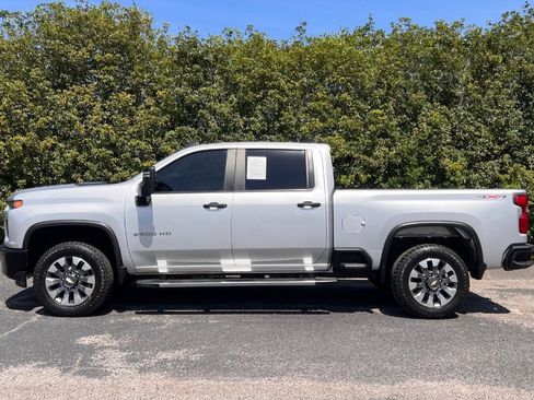 Used 2022 Chevrolet Silverado 2500 Custom w/ Custom Value Package AWD/4WD image 4