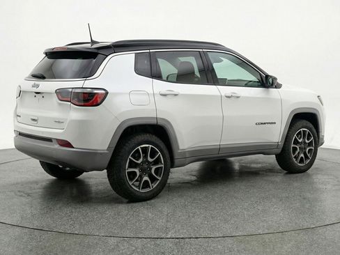 Used 2025 Jeep Compass Trailhawk AWD/4WD image 9